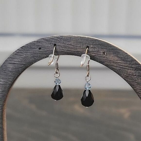 Vtg little faceted blue & black beaded drop earrings - Picture 4 of 6